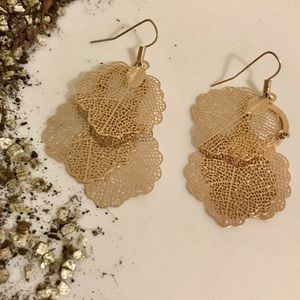 🪴4/$20 Earrings and pendant set